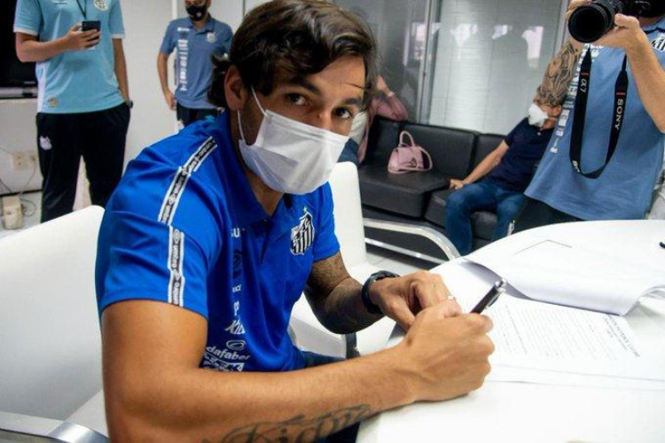 Meia-atacante Ricardo Goulart  o novo camisa 10 do Santos